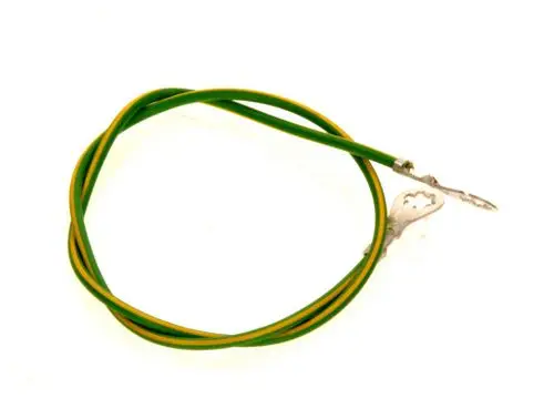 Zwei grüne und gelbe verkabelte Drähte mit einem Stecker, typischerweise für elektrische Verbindungen, dargestellt auf einfachem Hintergrund. BOSCH ist als Marke erkennbar.